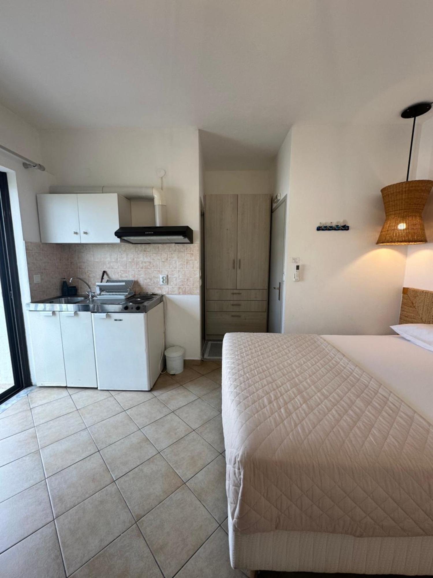 Tsimiklis Apartments Финикунда Экстерьер фото